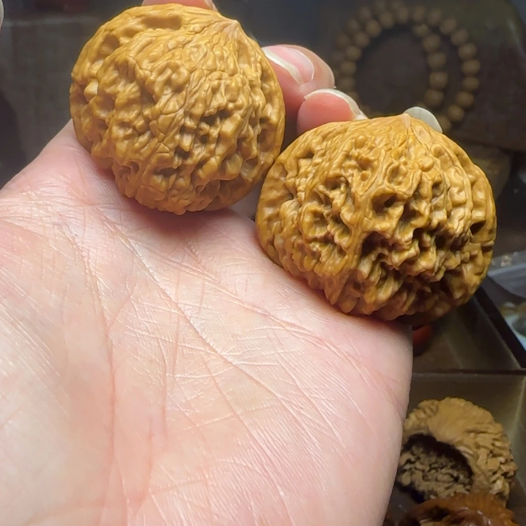 桃核把件对歪金麒麟