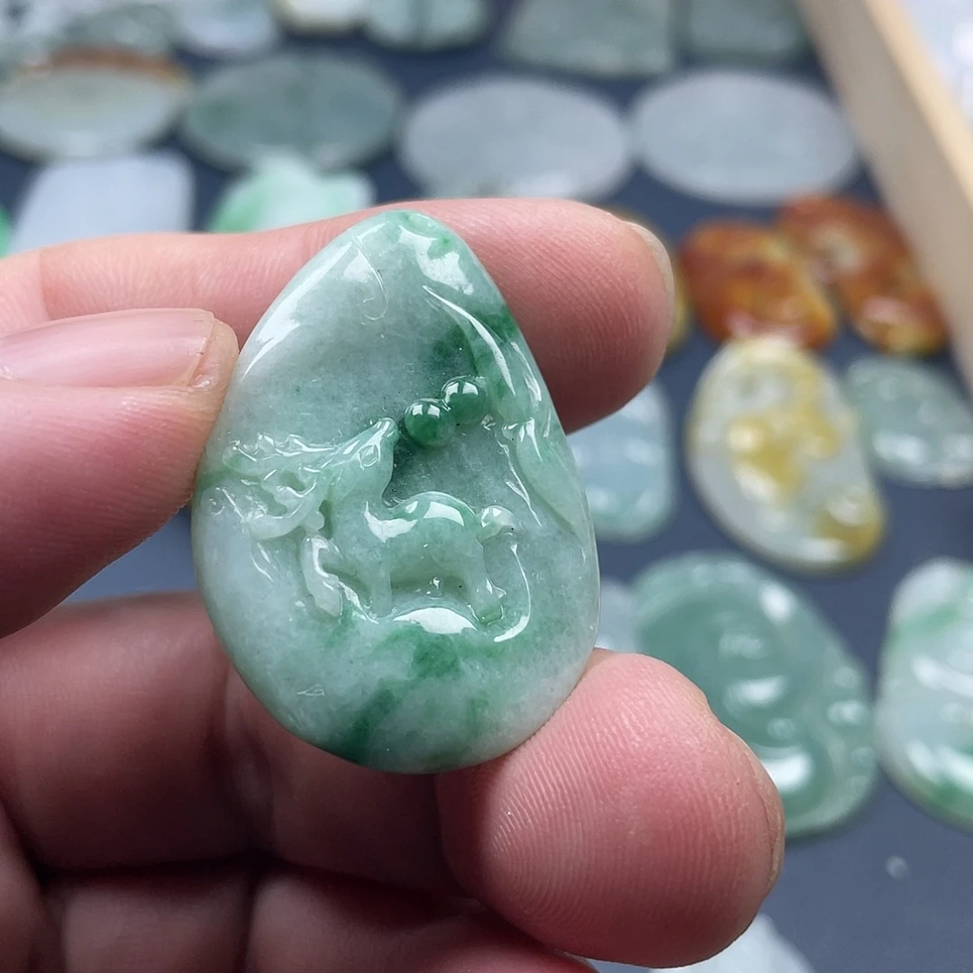 翡翠未镶嵌颈饰梅花鹿