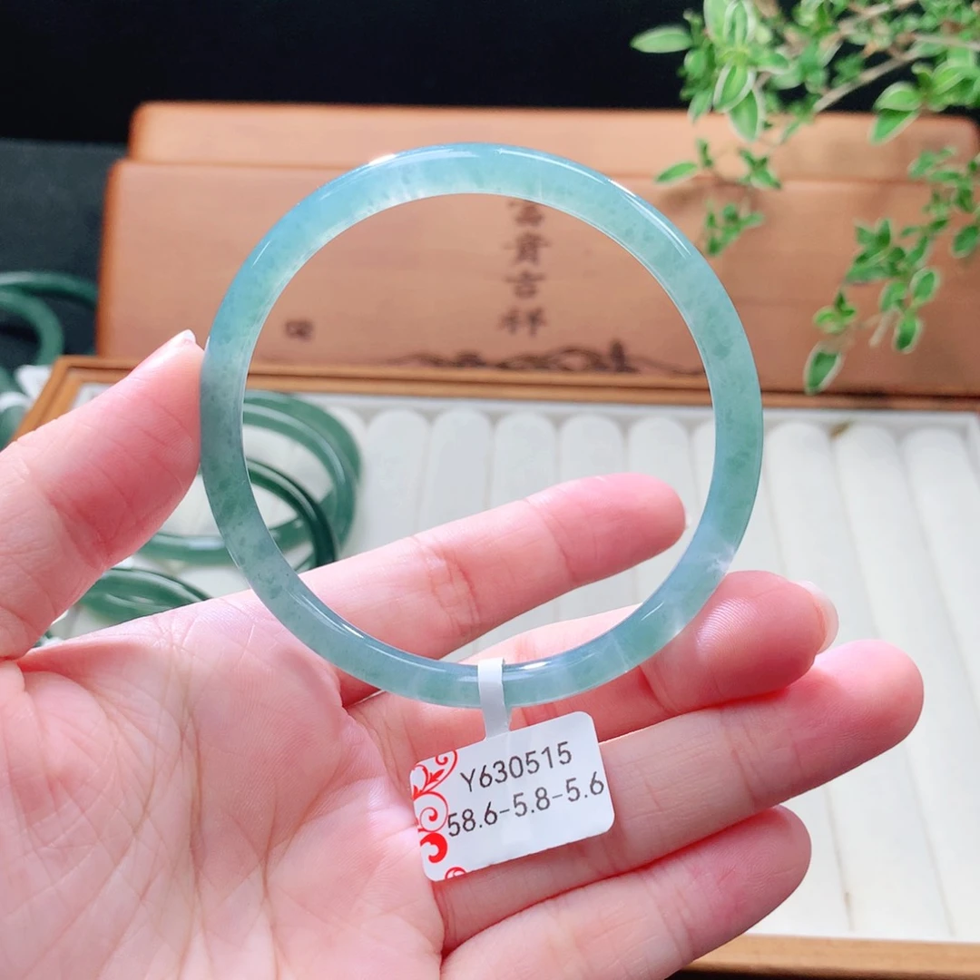 未镶嵌手镯（圆镯）翡翠