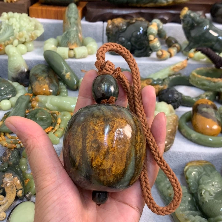 三***达未镶嵌岫岩河磨玉（透闪石质玉）把件