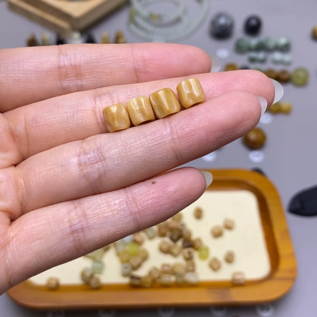 令***羽未镶嵌蛇纹石玉配饰