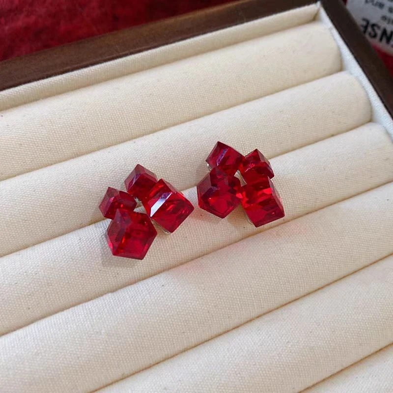 铜合金合成锆石耳饰 红色气质水晶耳钉小众设计感轻奢感耳坠耳饰