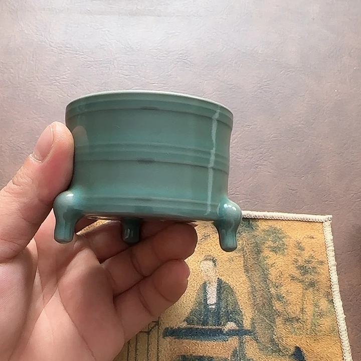 杯子青绿釉三足玄纹杯