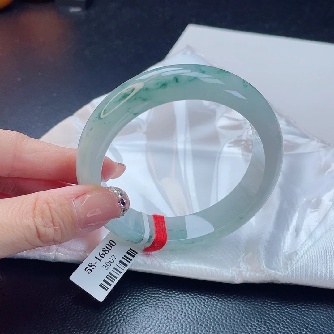 翡翠手镯未镶嵌翡翠