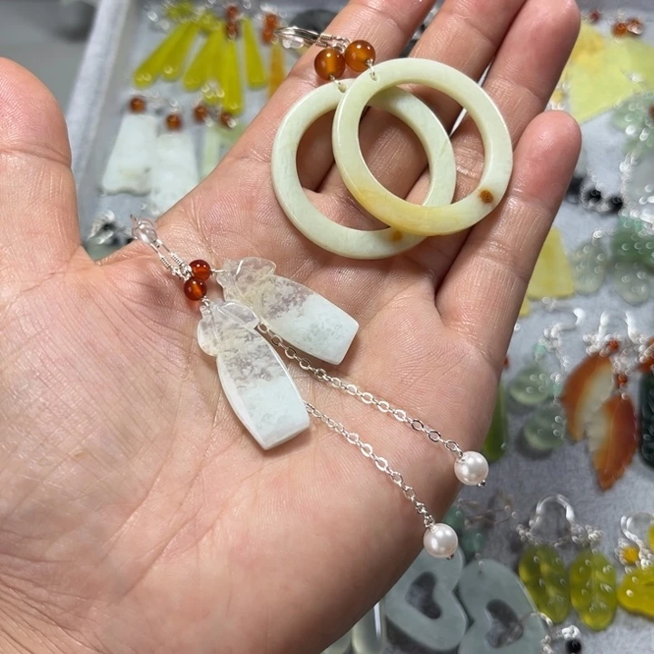 蛇纹石玉合金耳饰