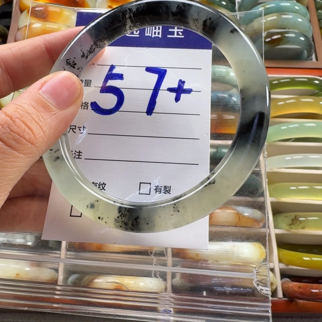 蛇纹石玉未镶嵌手镯有小条纹