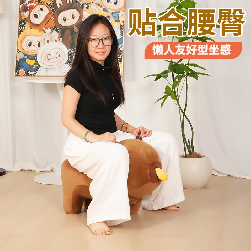 卡皮巴拉换鞋凳创意可爱毛绒轮滑小凳子入户家用儿童穿滑轮凳