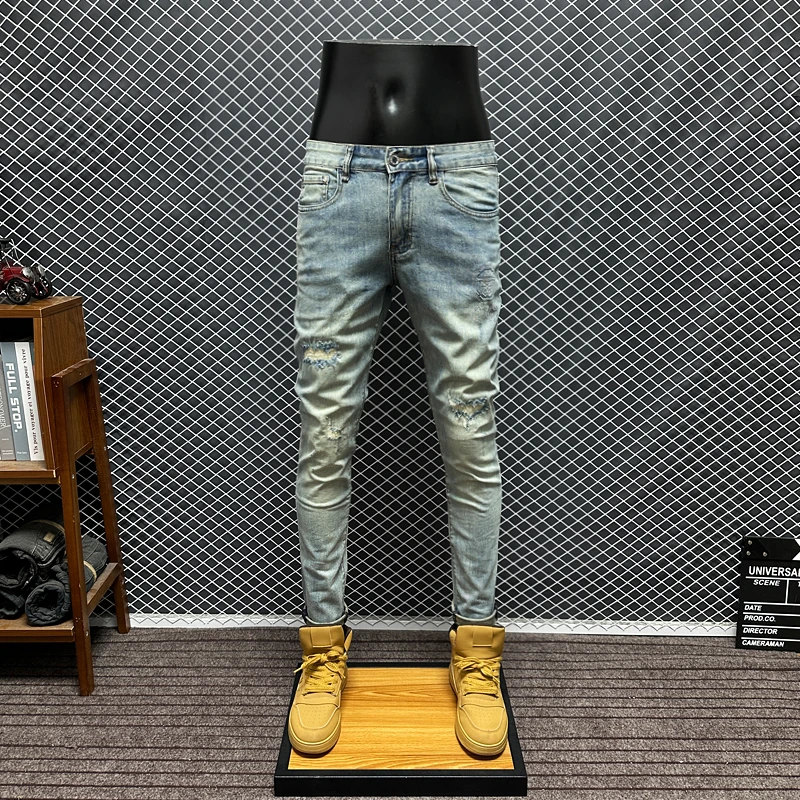 春夏新款男士牛仔裤潮流烫钻印花破洞水洗浅蓝色修身弹力小脚长裤
