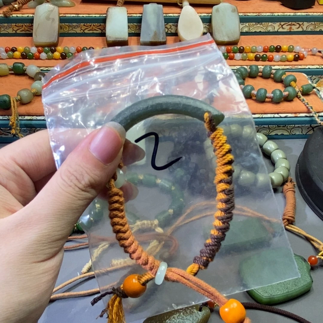 和田玉颈饰未镶嵌时****浅