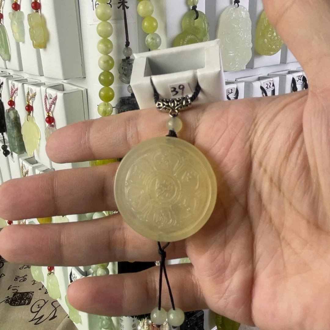 蛇纹石玉未镶嵌颈饰六字箴言