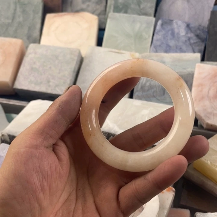 未镶嵌手镯石英质玉