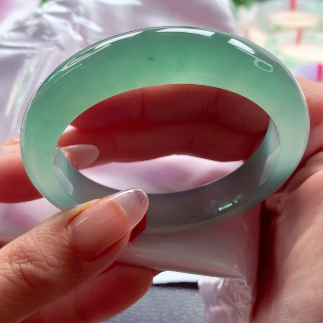 翡翠未镶嵌手镯师妹55宝石翠0毛孔发光