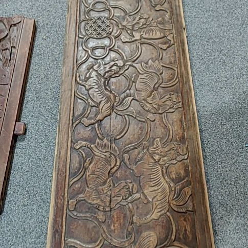 淳***于木传统手工雕刻狮子花板一片