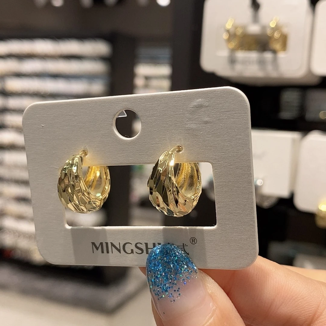 铜合金合金合成立方氧化锆碎冰冰水滴耳扣金色