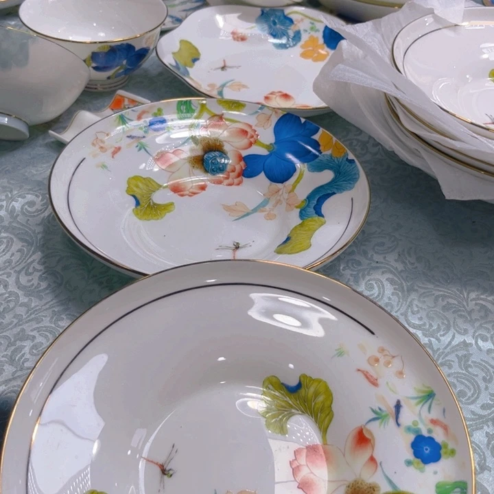 瓷片荷塘草帽盘二个哇塞