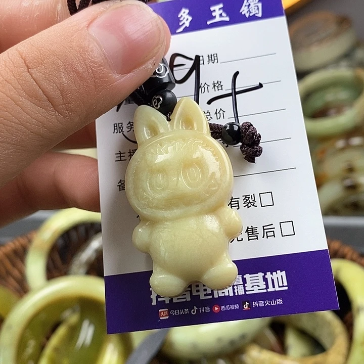 蛇纹石玉未镶嵌颈饰马****像