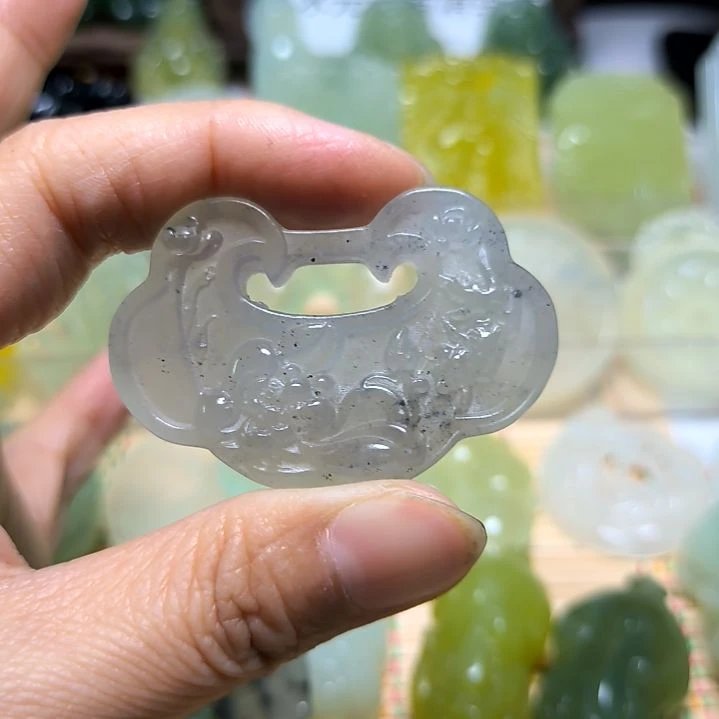 蛇纹石玉颈饰未镶嵌小**妹