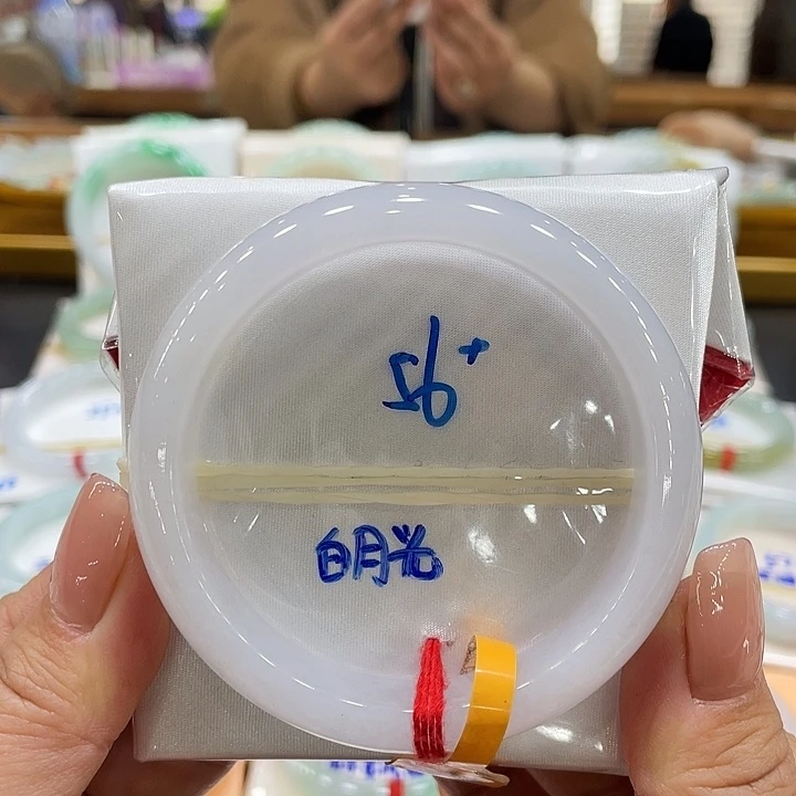 翡翠手镯未镶嵌翡翠