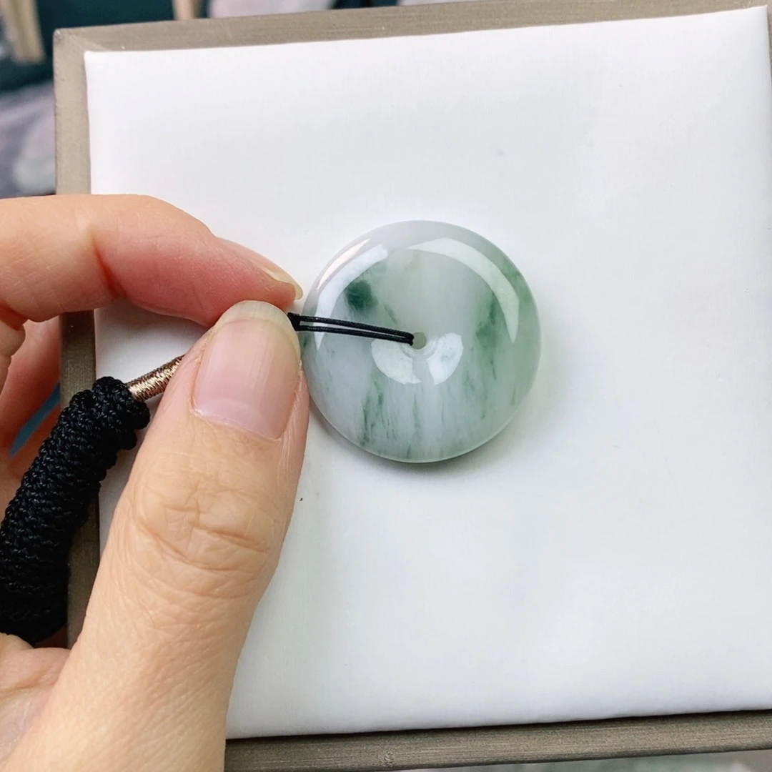 翡翠颈饰未镶嵌平安扣