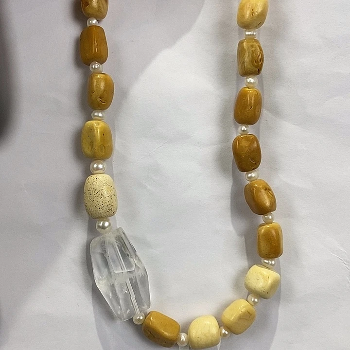 琥珀未镶嵌颈饰多人