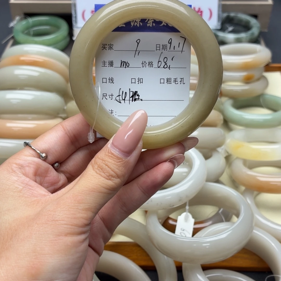 未镶嵌手镯石英质玉