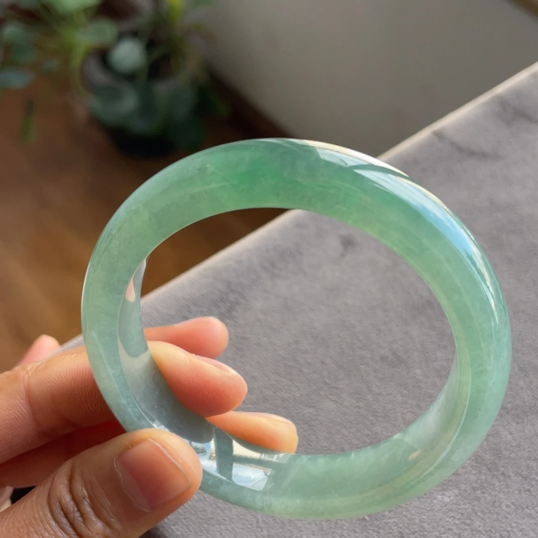 翡翠未镶嵌手镯冰绿