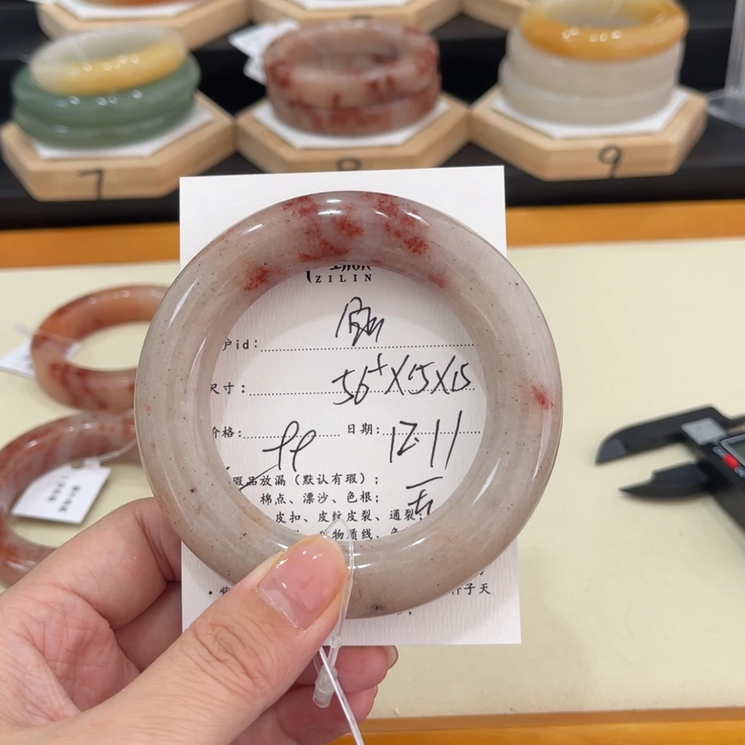 未镶嵌手镯石英质玉鱼*?