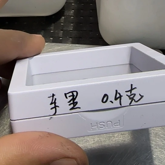 钟***白花岗石铁合金车里