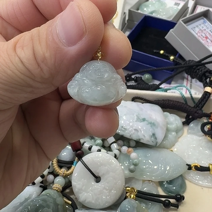 翡翠未镶嵌颈饰佛公