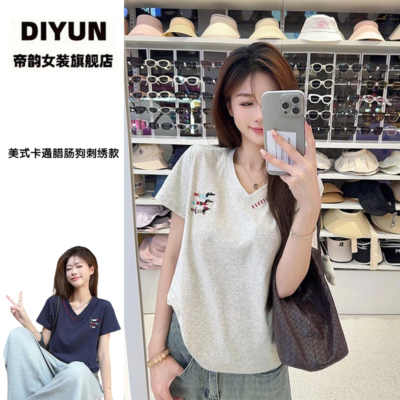 【帝韵】美式腊肠狗刺绣V领短袖胖mm显瘦款宽松T恤女夏季百搭上衣潮