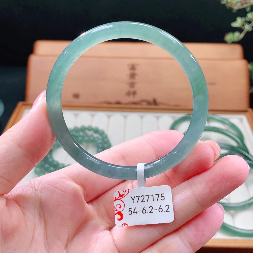 翡翠手镯（圆镯）未镶嵌祎*