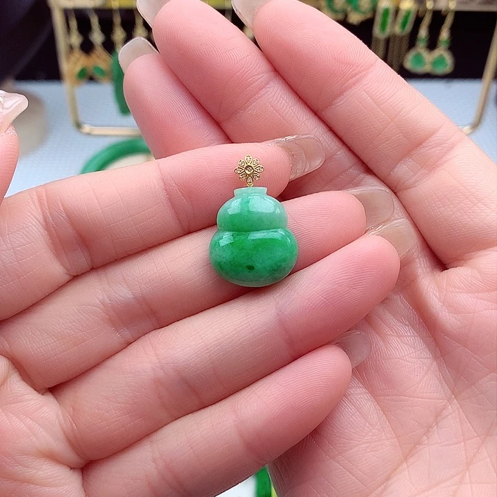 翡翠颈饰18K金镶嵌翡翠