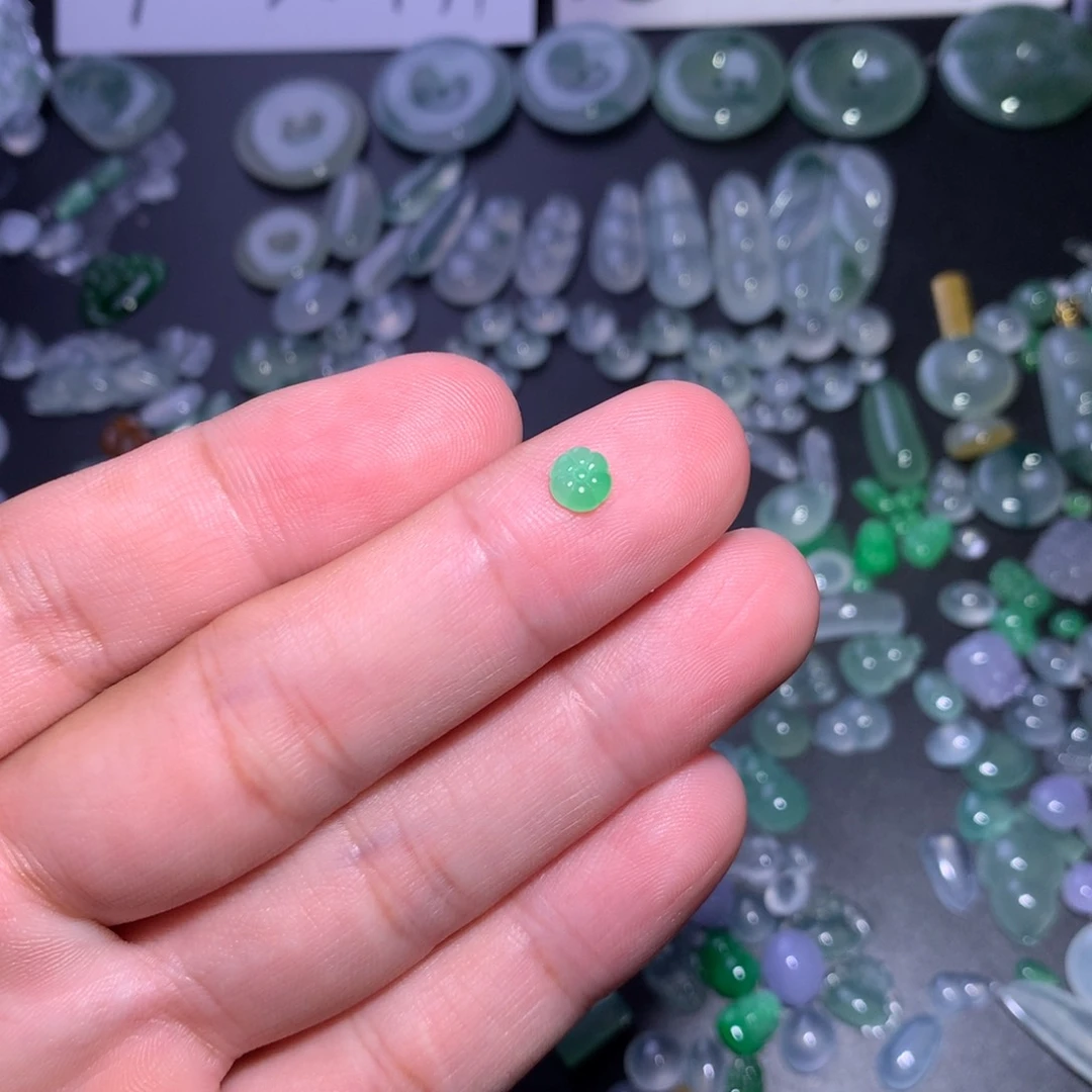 翡翠未镶嵌颈饰小花