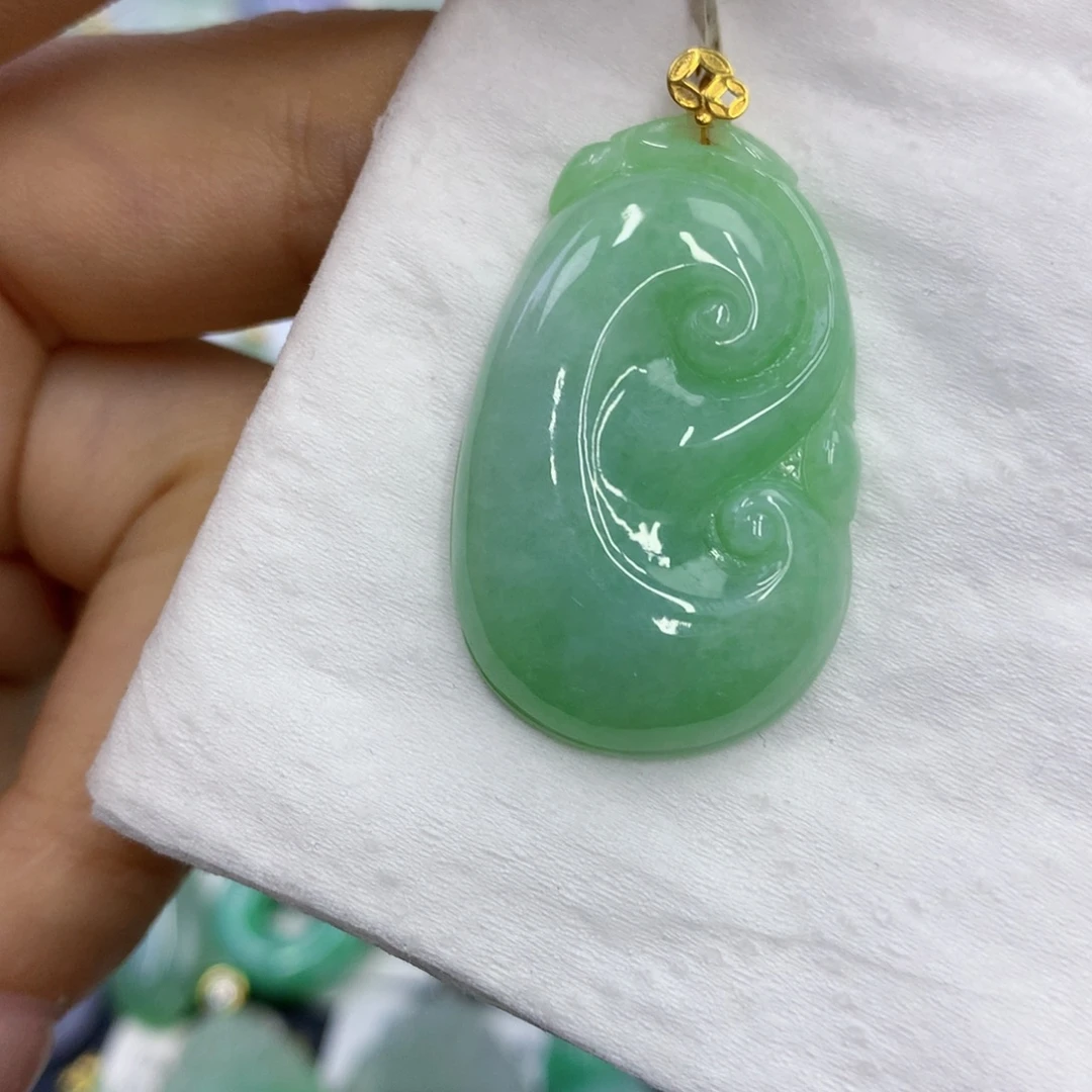 翡翠18K金镶嵌颈饰