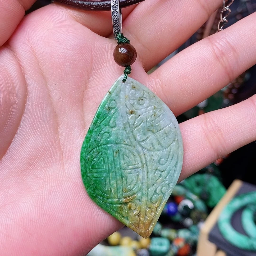 颈饰未镶嵌翡翠漂亮美眉