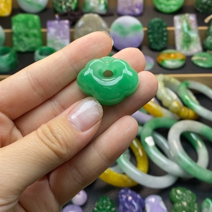 翡翠挂件未镶嵌翡翠