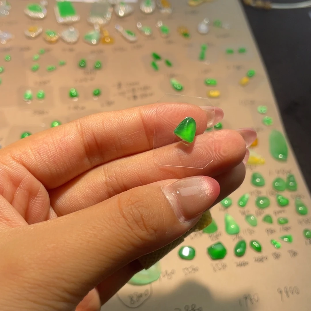 翡翠未镶嵌颈饰切割