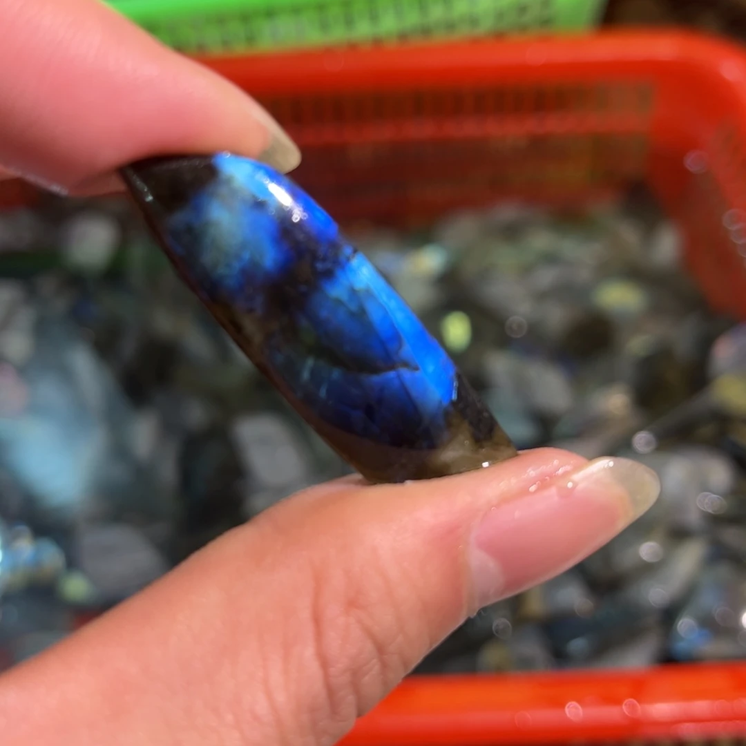 拉长石吊坠未镶嵌阴****女