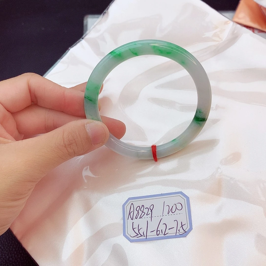翡翠手镯未镶嵌翡翠