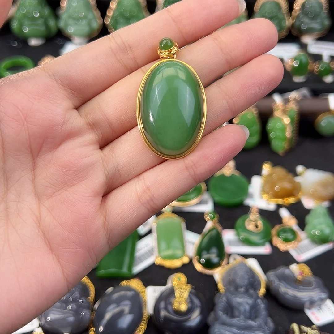 和田玉18K金镶嵌吊坠(不含链)粉绿猫鸽子蛋30*20