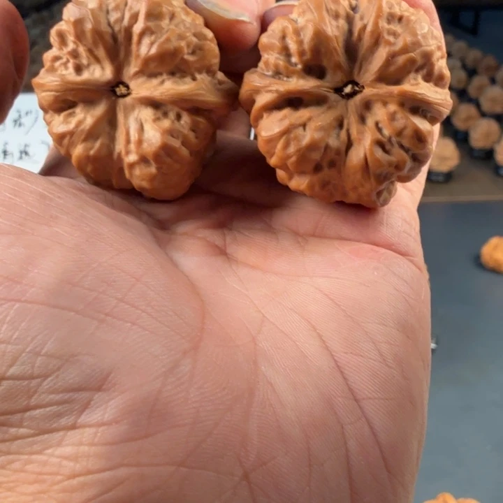 L***-文玩核桃吊坠蛤蟆的眼睛是真的好看