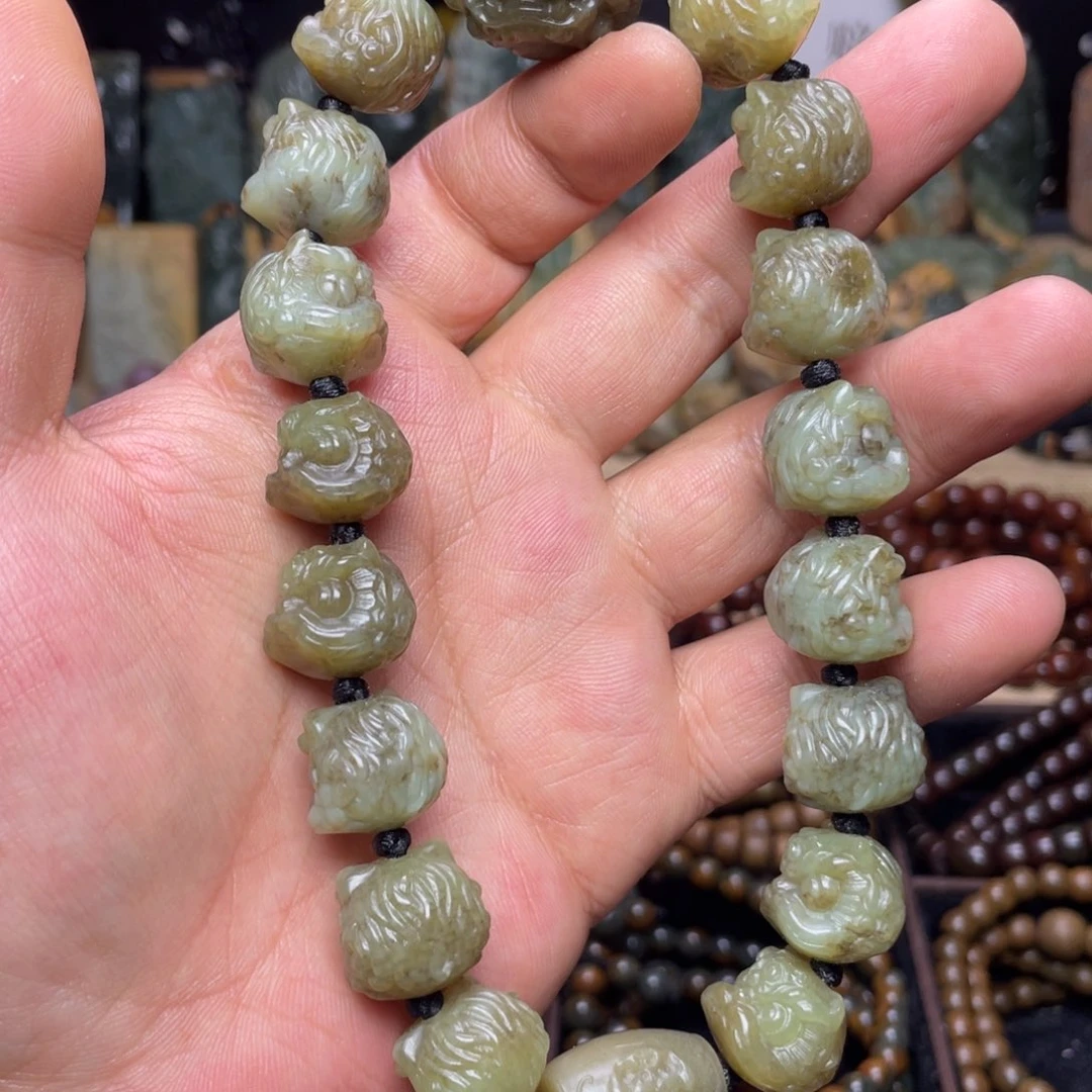 岫岩老玉（透闪石质玉）未镶嵌颈饰唐狮手持