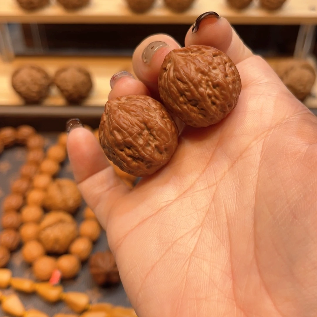 文玩核桃把件红宝石