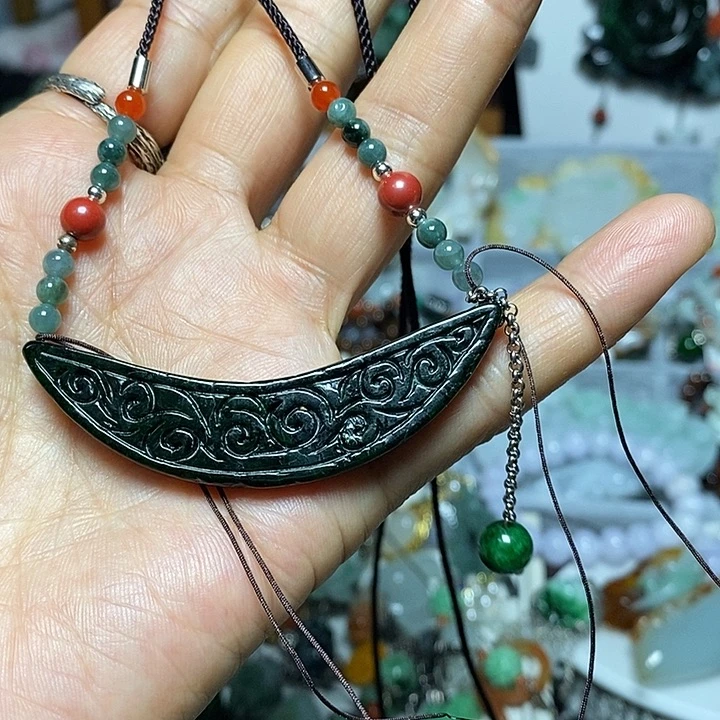 翡翠未镶嵌吊坠(赠链)