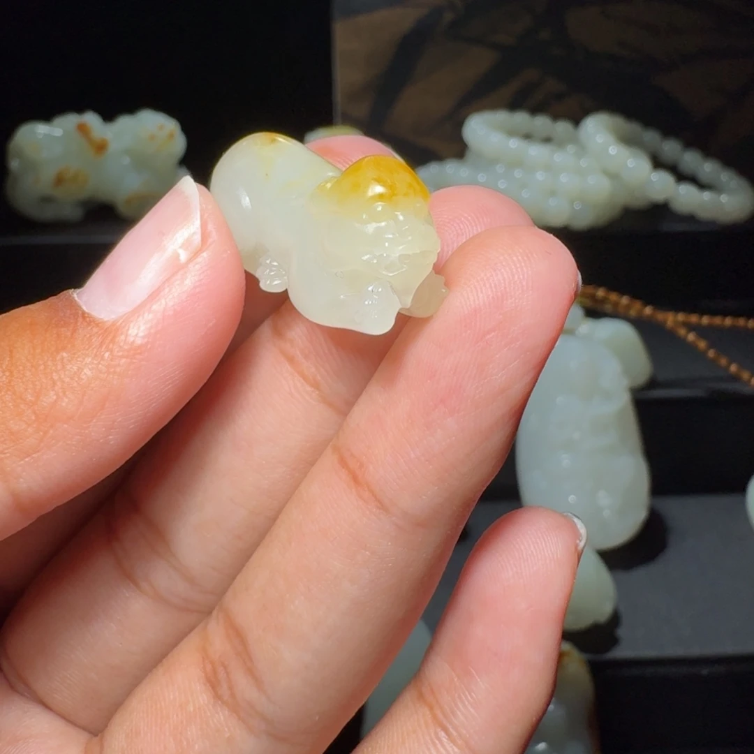 老***孩和田玉未镶嵌颈饰