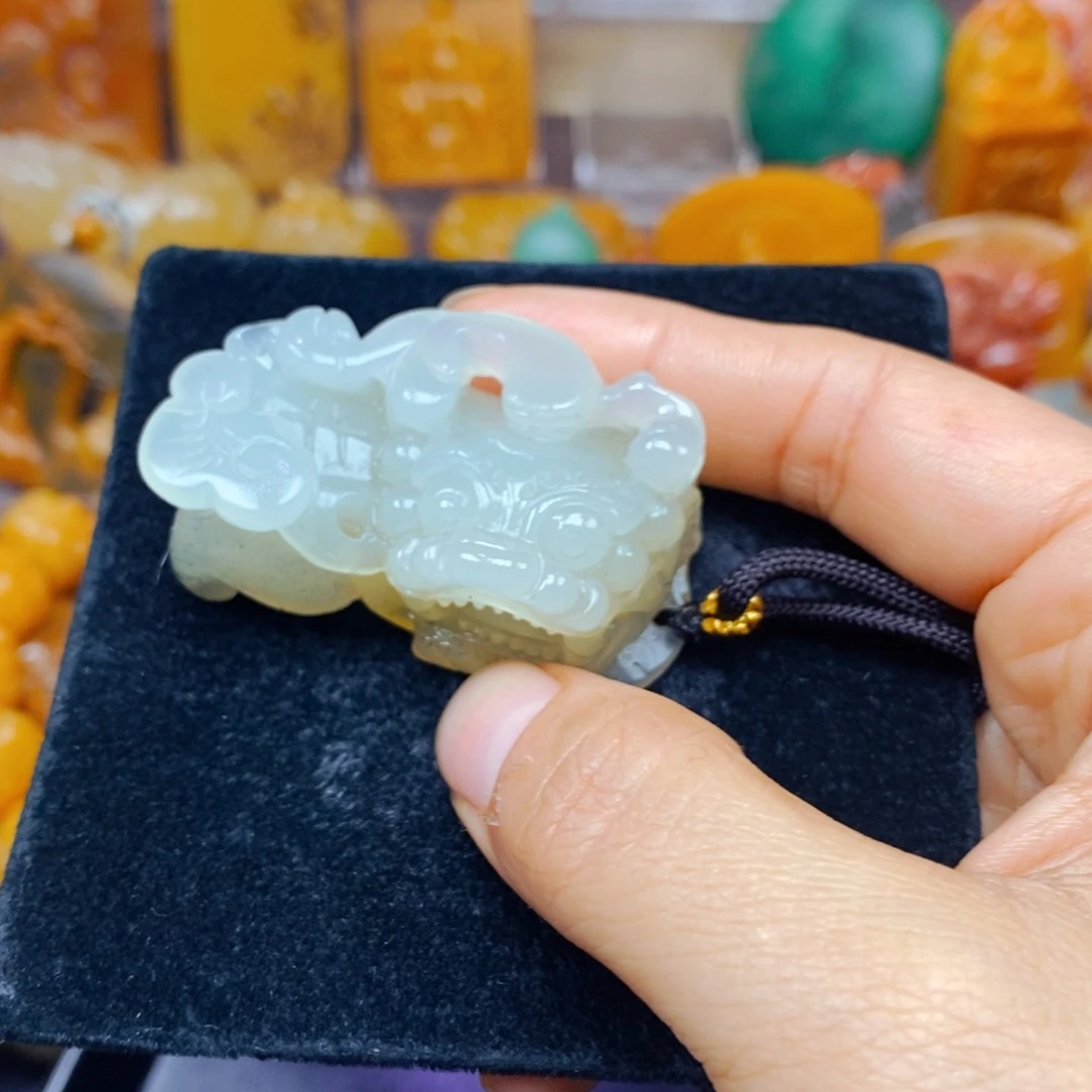 未镶嵌石英质玉（黄龙玉）颈饰