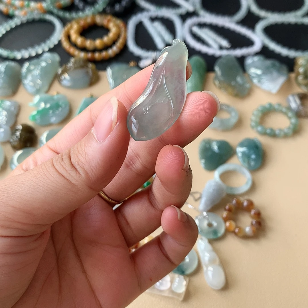 翡翠未镶嵌颈饰玉兰花