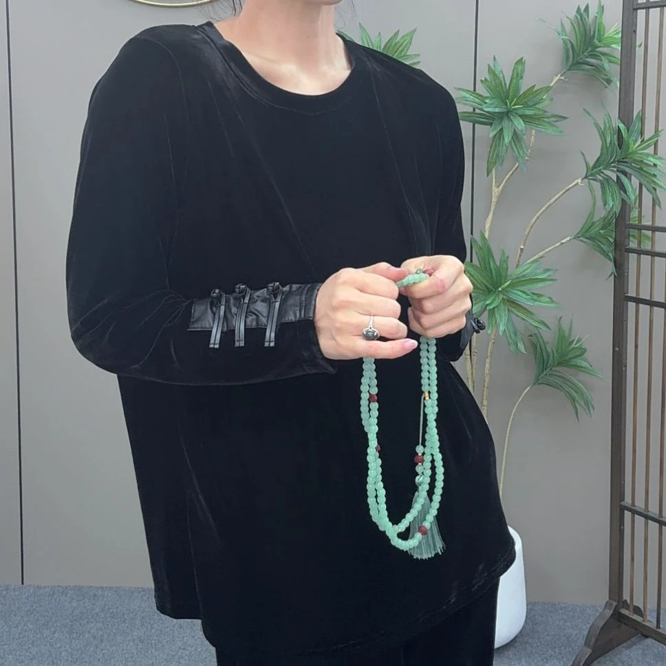 三姐家2025秋款气质洋气显瘦黑色高档丝绒长袖圆领小衫上衣