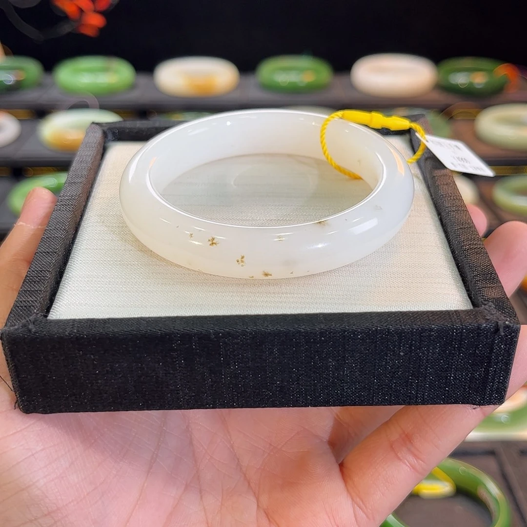 和田玉未镶嵌手镯白底蜂蜜水