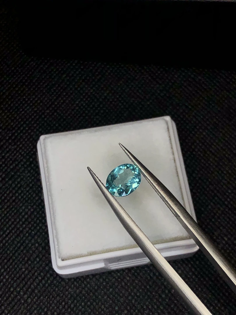 磷灰石0.8克拉 超闪 霓虹蓝